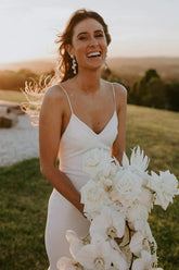 Vestido de novia clásico color marfil con escote en V y tirantes finos WD645